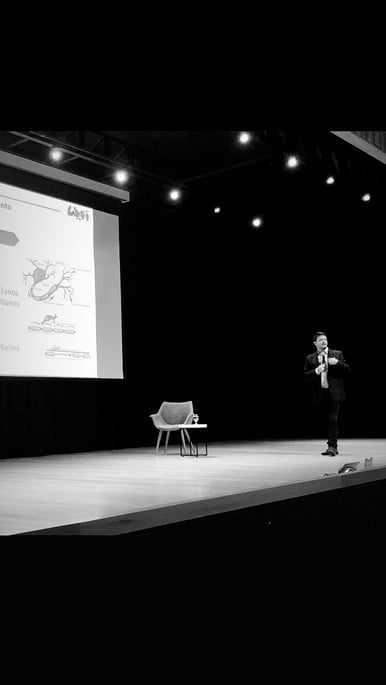 Palco de evento sobre desenvolvimento infantil